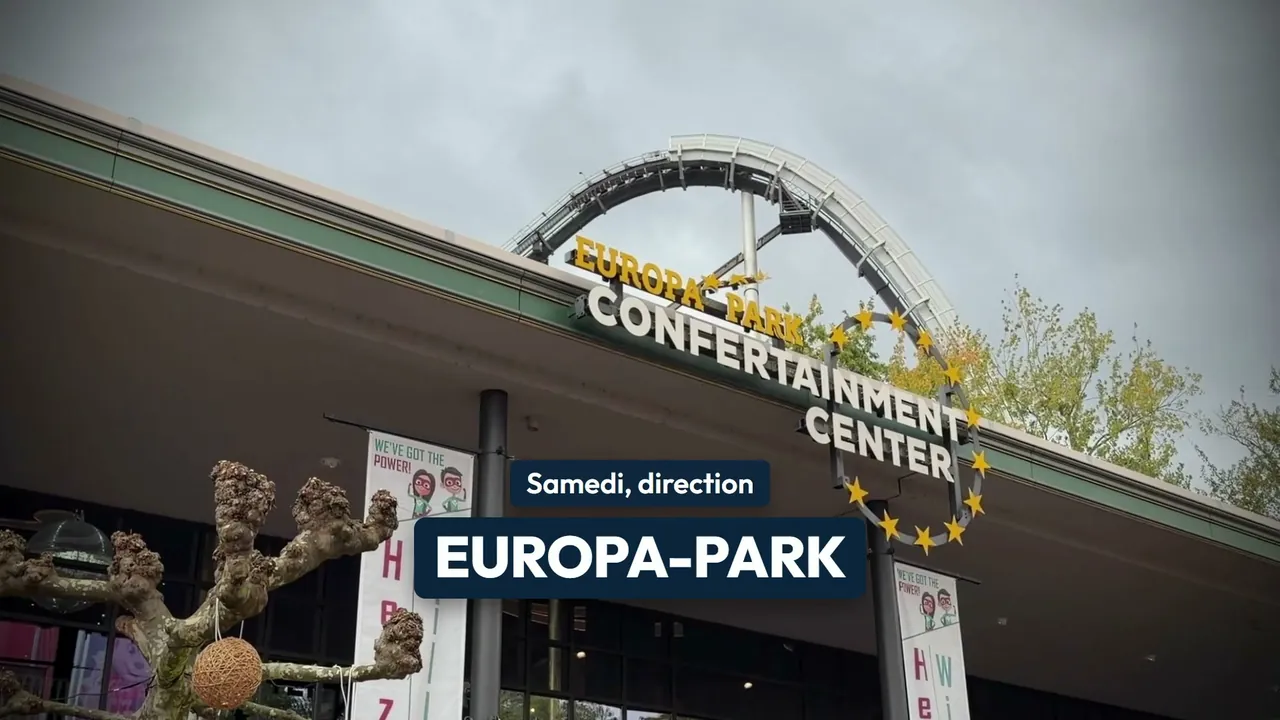 Erstes Bild des Films: der Eingang des Confertainment Center im Europa-Park, mit der französischen Einblendung „Samedi, direction Europa-Park“ (Samstag, auf in den Europa-Park).
